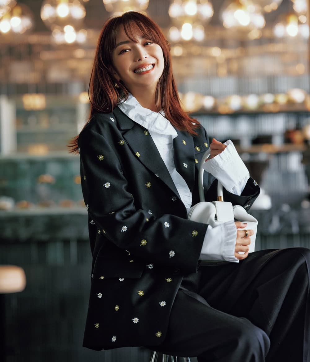 蛯原友里　イエナ ラ ブークル　花柄刺繍ジャケット　白シャツ　黒パンツ　コーディネート