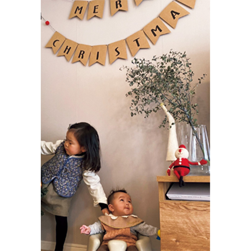 フェルト素材のサンタや水のいらないドライフラワーで飾りつけた実例