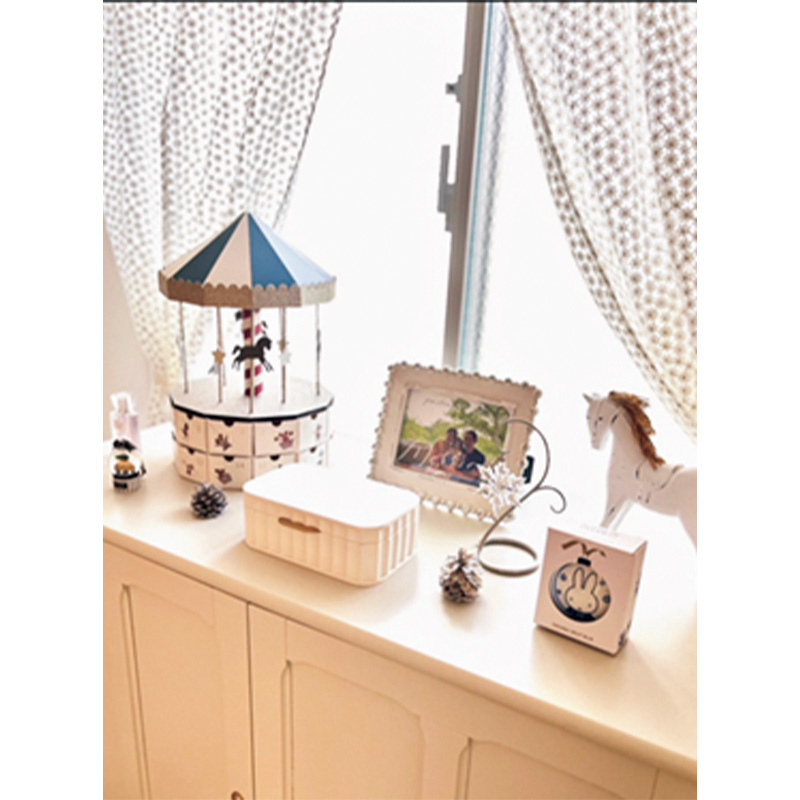 棚やテーブル上のみシックな色で飾りつけ