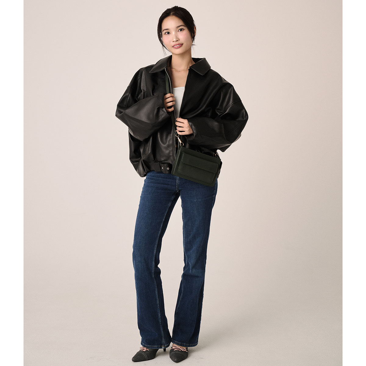 オーバーサイズジャケットとデニムにヒールのコーデ