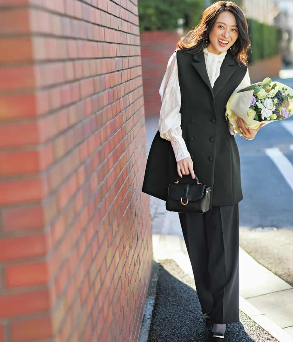 徳澤直子 ブラウス 黒ジレ 黒パンツ コーデ