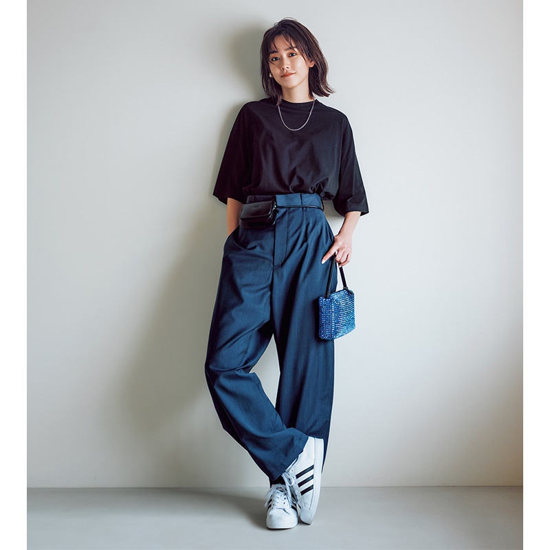 五分袖黒Tシャツにパンツ、ウエストポーチのコーデ