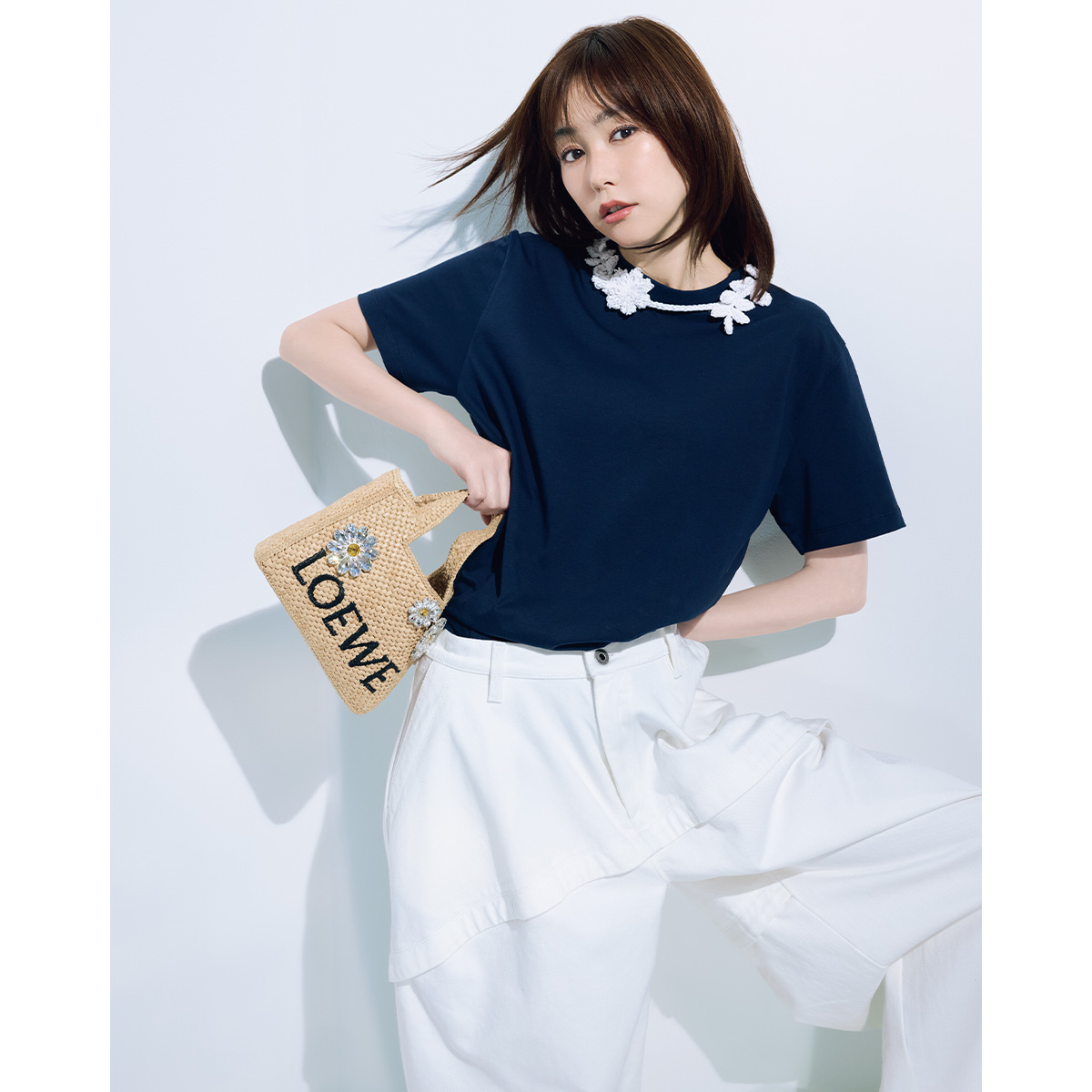 首元にハンドメイドのフローラルクロシェがあしらわれたロエベのTシャツを着た桐谷美玲さん
