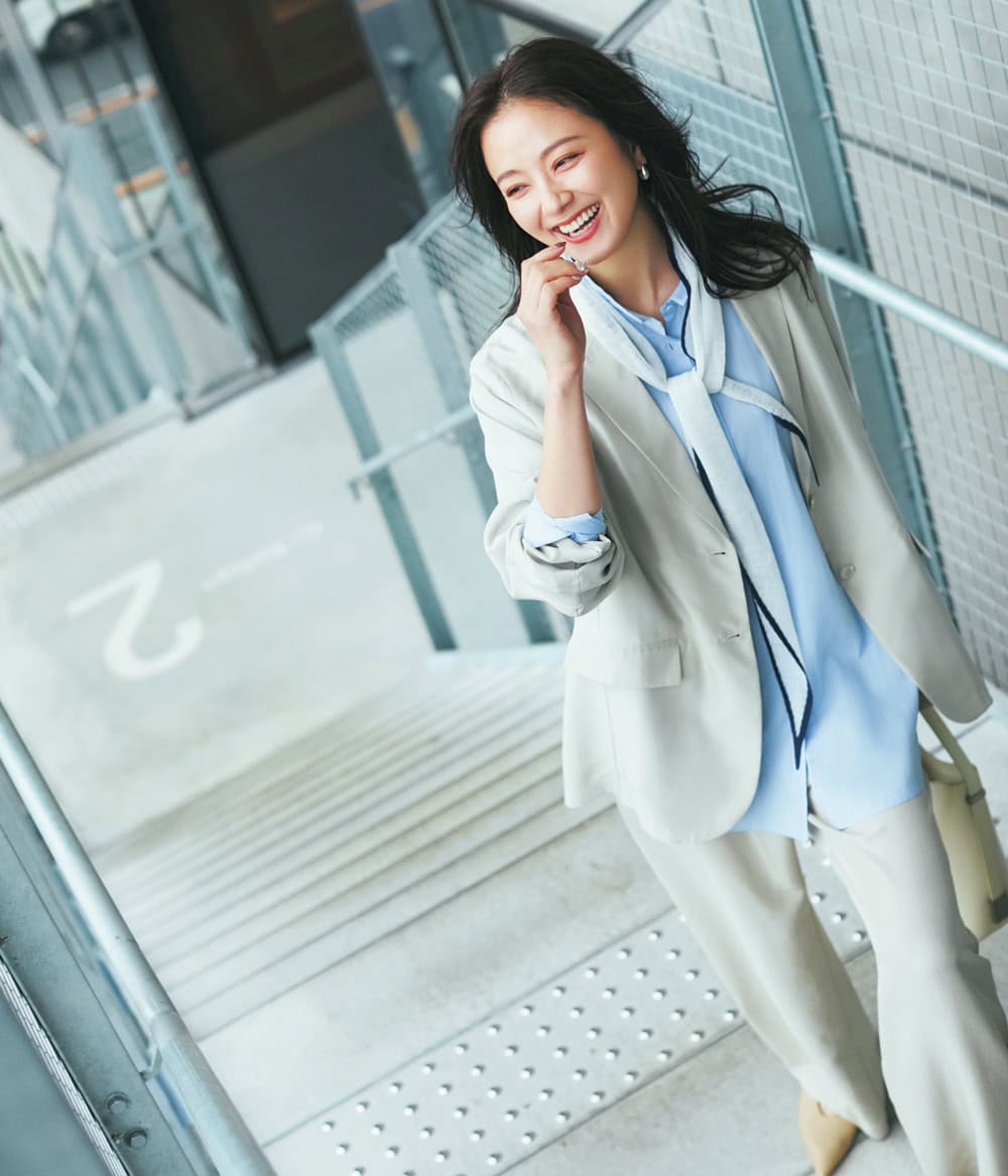 中越典子 ブルーシャツ スカーフ 薄手ジャケット パンツ 通勤コーデ