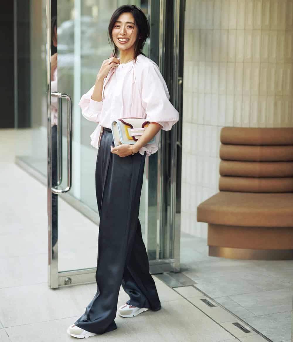 野沢和香 ピンクジャケット ピンクTシャツ サテンパンツ スニーカー コーデ