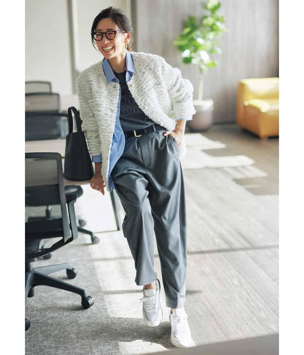 野沢和香 ツイードジャケット ブルーシャツ ロゴTシャツ グレーパンツ スニーカー 通勤コーデ