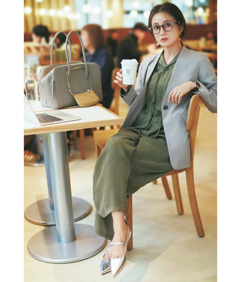 中越典子 カーキオールインワン グレーノーカラージャケット コーデ