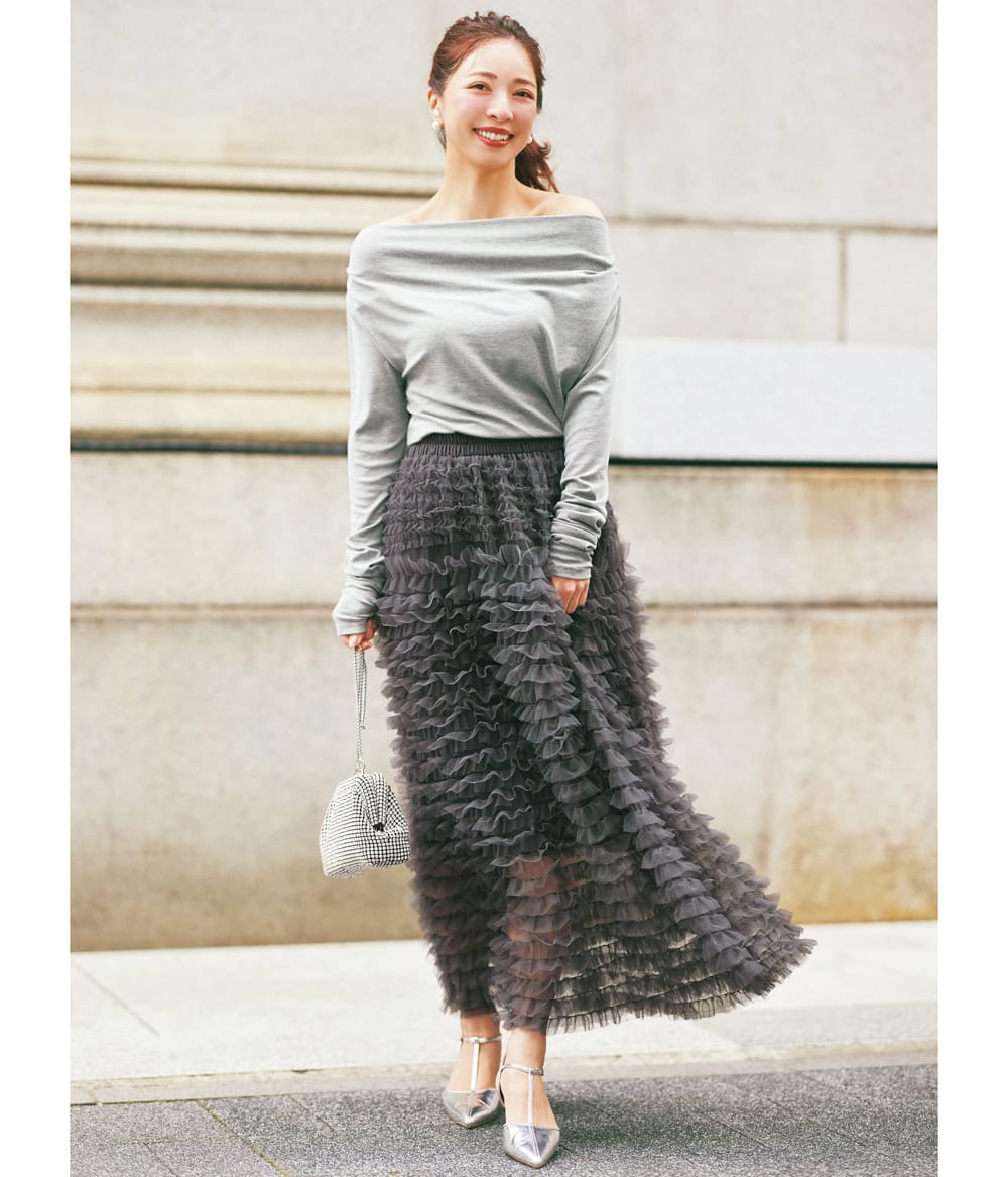 西山真以 オフショルダーカットソー チュールスカート グレーコーデ