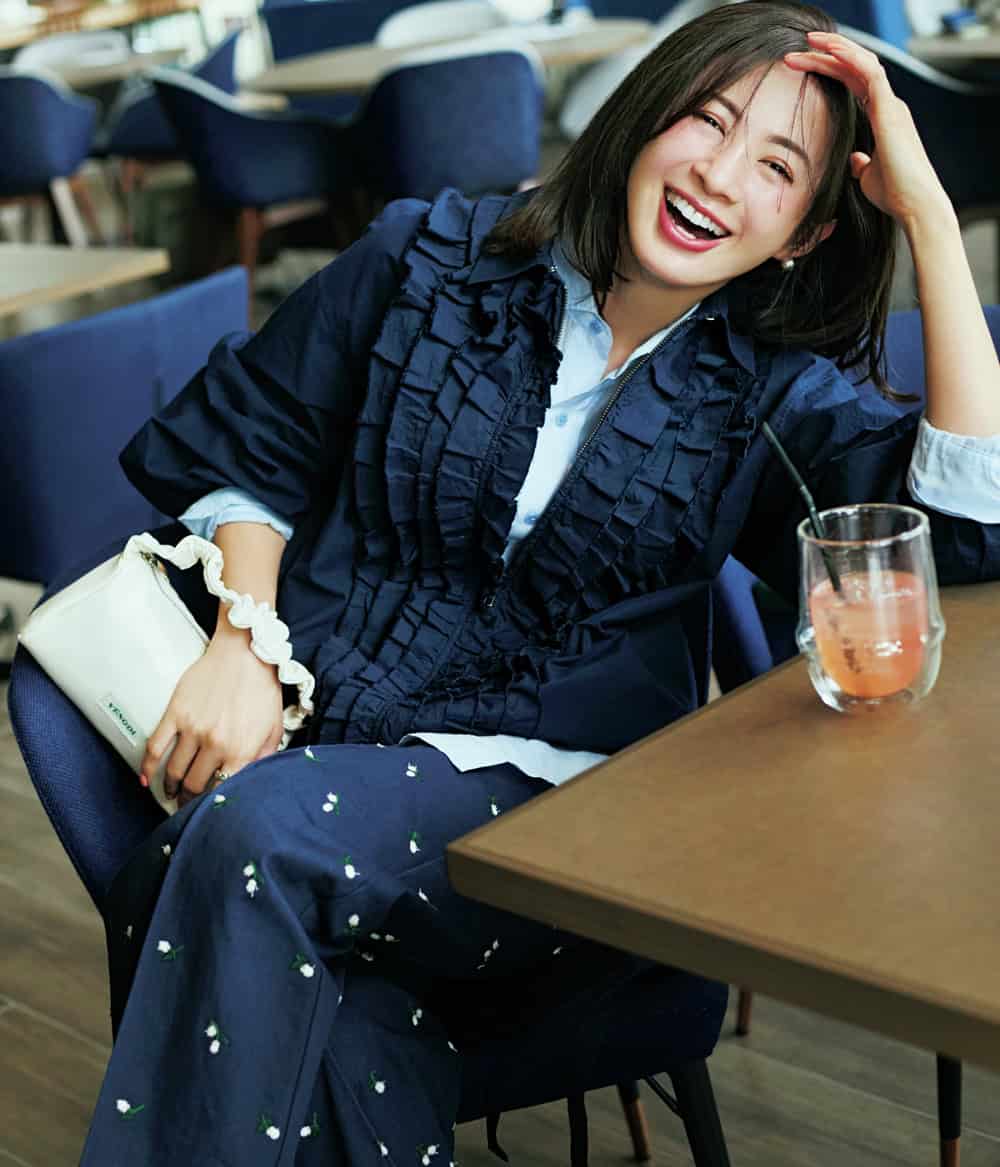 高垣麗子 ネイビーブルゾン ブルーシャツ フラワー刺繍ネイビーパンツ コーデ