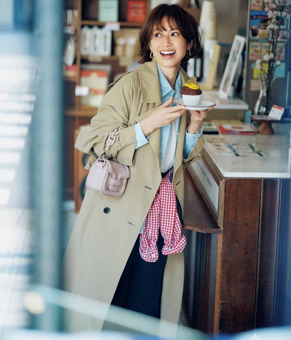 畑野ひろ子 トレンチコート ブルーシャツ 赤チェックシャツ ネイビーパンツ ピンクバッグ コーデ