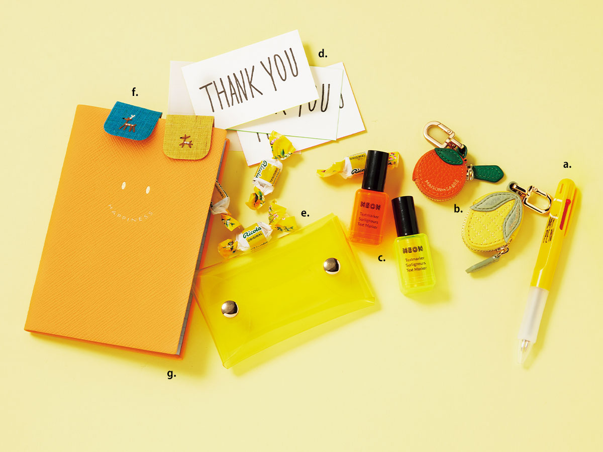 オレンジ＆イエローのチャームやクリアポーチ、ノートや文房具