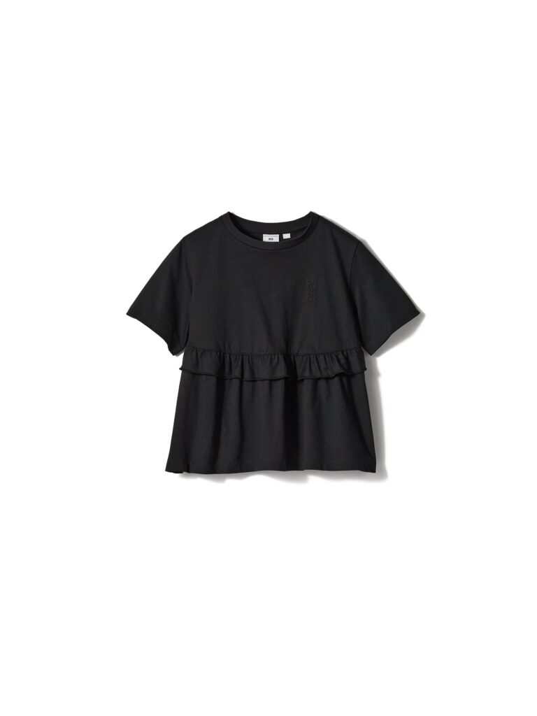 フリルをあしらった黒Tシャツ