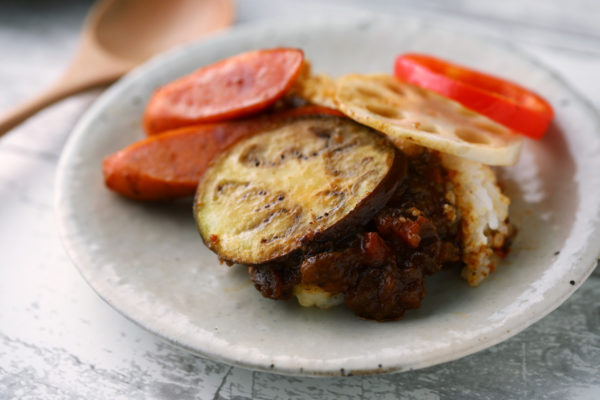 カラフル野菜の蒸し焼きカレードリアを小皿にとりわけ