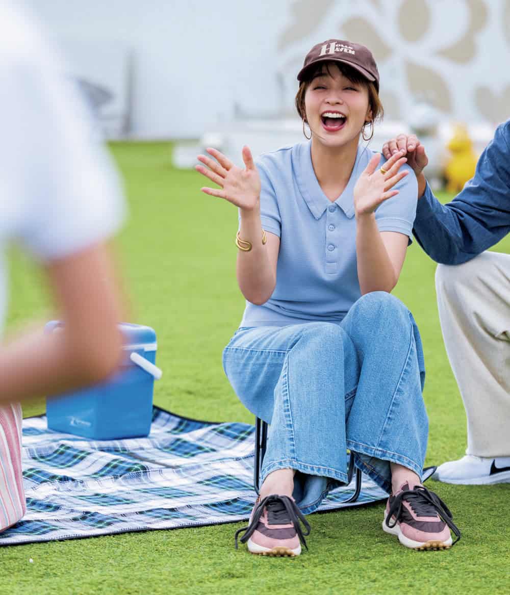 加藤ローサ ブルーポロニット デニムパンツ ブラウンキャップ ピンク×ブラウンスニーカー コーデ