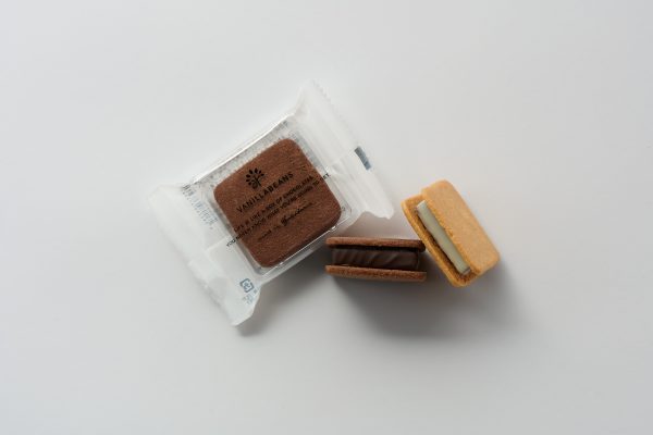 こだわりバターのクッキーに濃厚チョコがサンドされている中身見せ