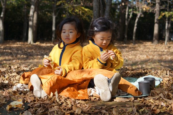 山ごはんを食べる子ども。