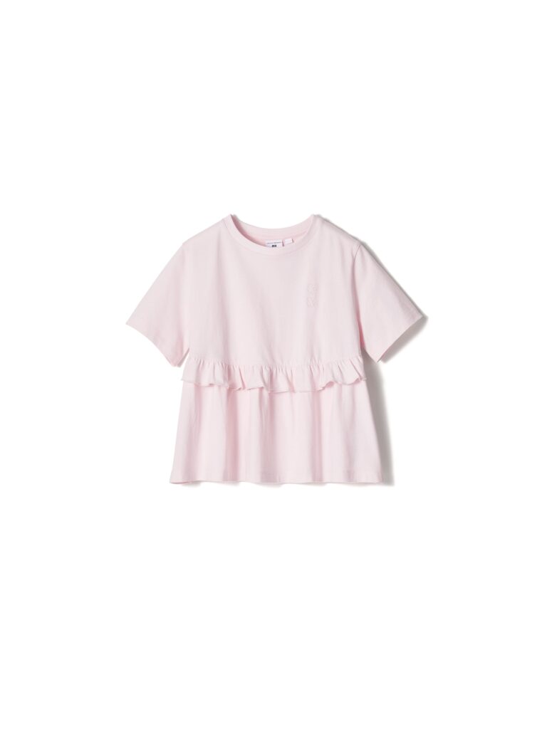 フリルをあしらったピンクTシャツ