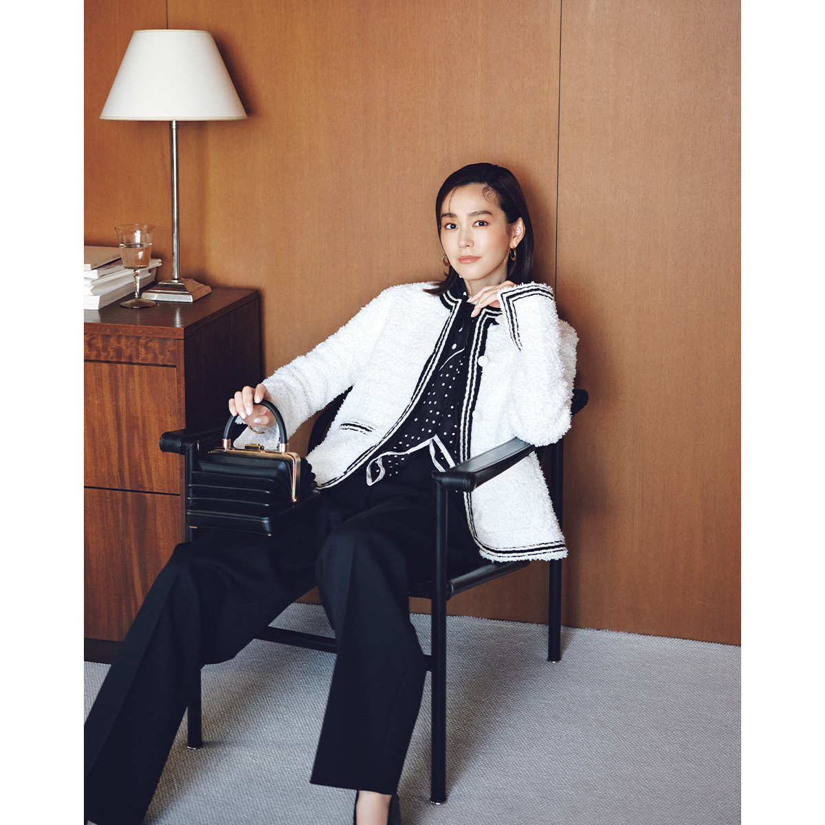 エストネーションの白のツイードニットジャケットと黒パンツにドット柄のスカーフを巻いたきちんとコーデ