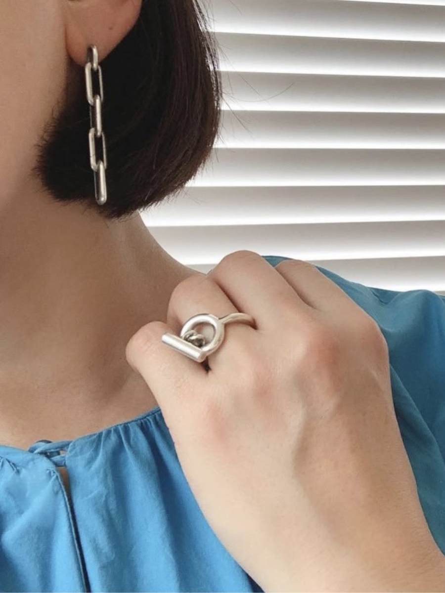 「エシャペ クロワゼット」リング。ピアスは、humでオーダーしたもの