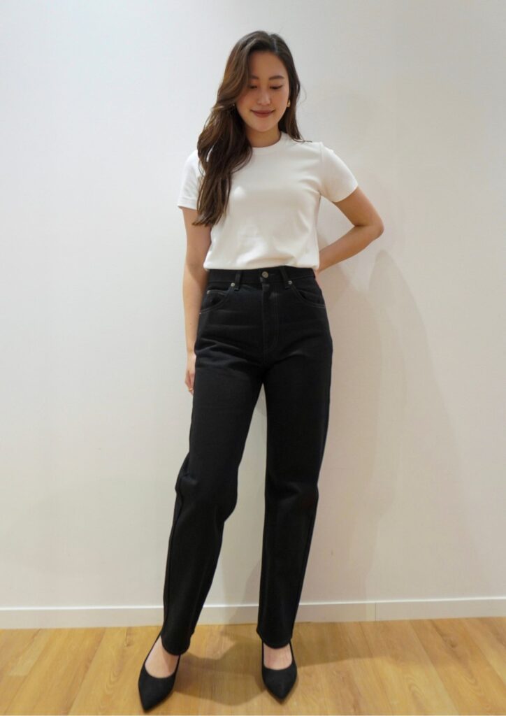 ユニクロユーの新作ブラックデニムとTシャツコーデ