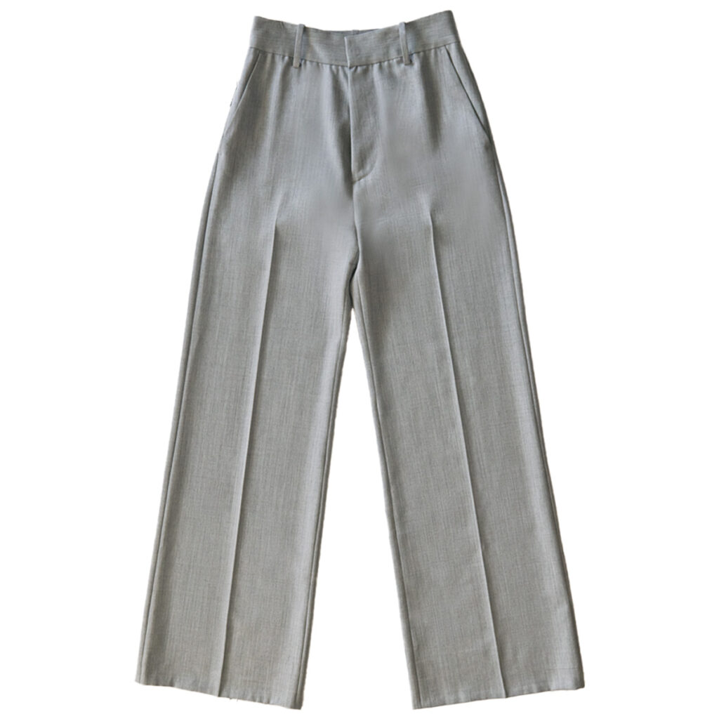 グレーのスラックス