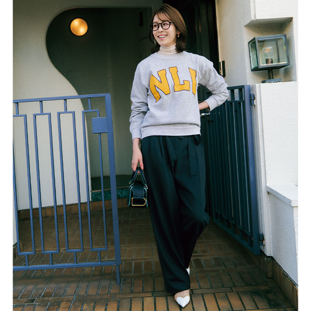 黒のスラックスにロゴスウェットと伊達メガネのコーデ