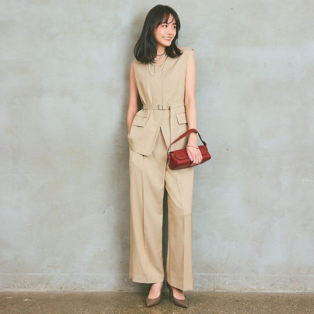 ベージュのジレとパンツのセットアップコーデ,お呼ばれコーデ
