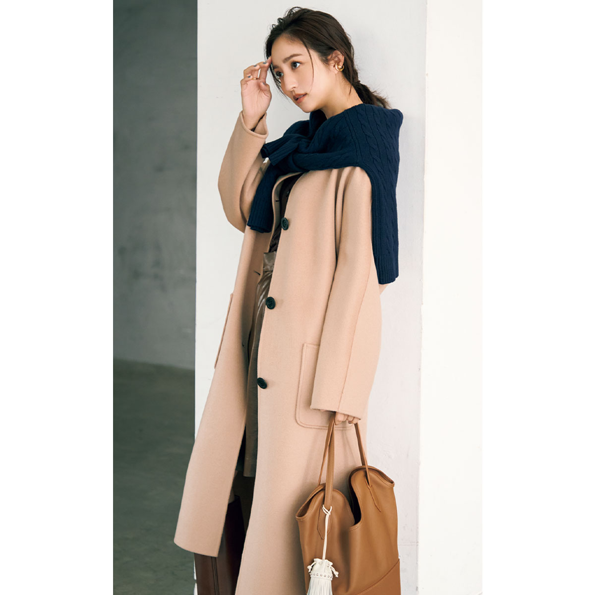 キャメルのロングコートにニットの肩掛けコーデ