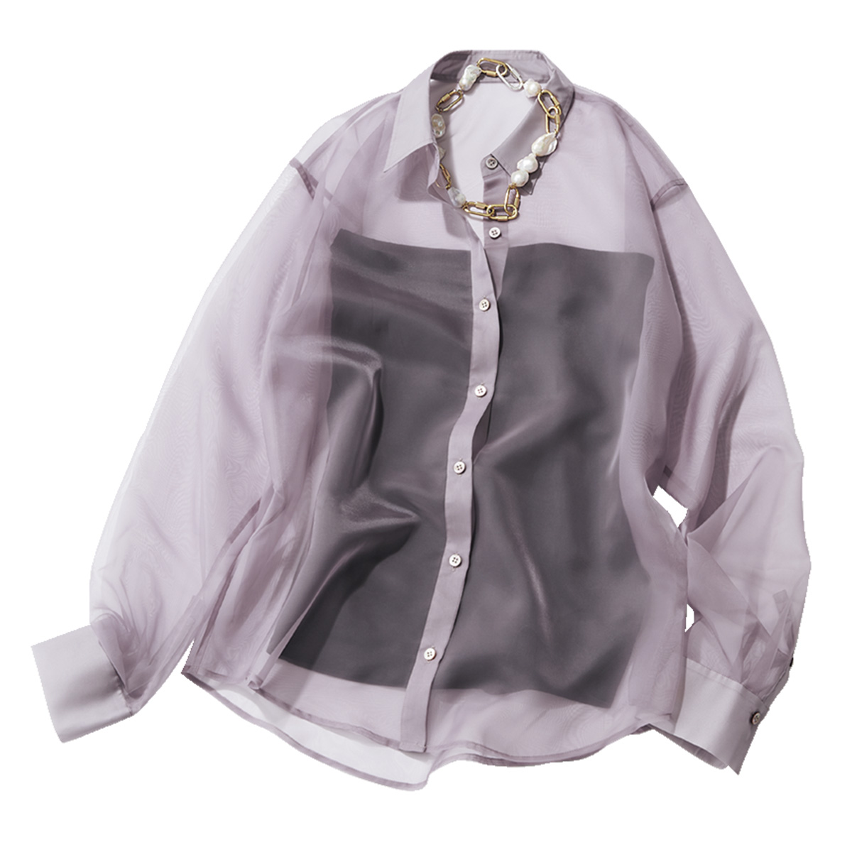 シアーシャツにボリュームアクセ