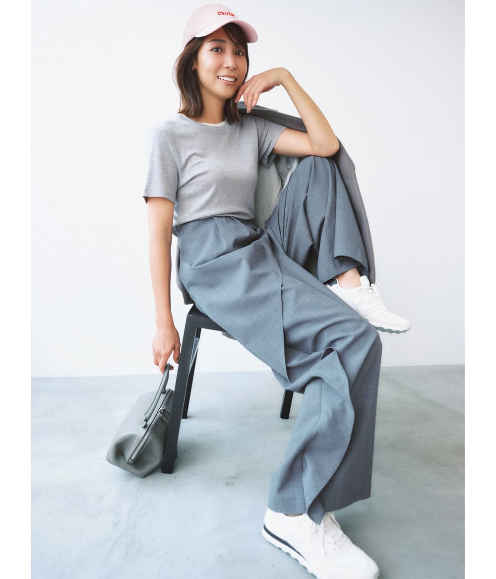 モデル 相武紗季 Tシャツ ドレープパンツ スニーカー キャップ コーデ