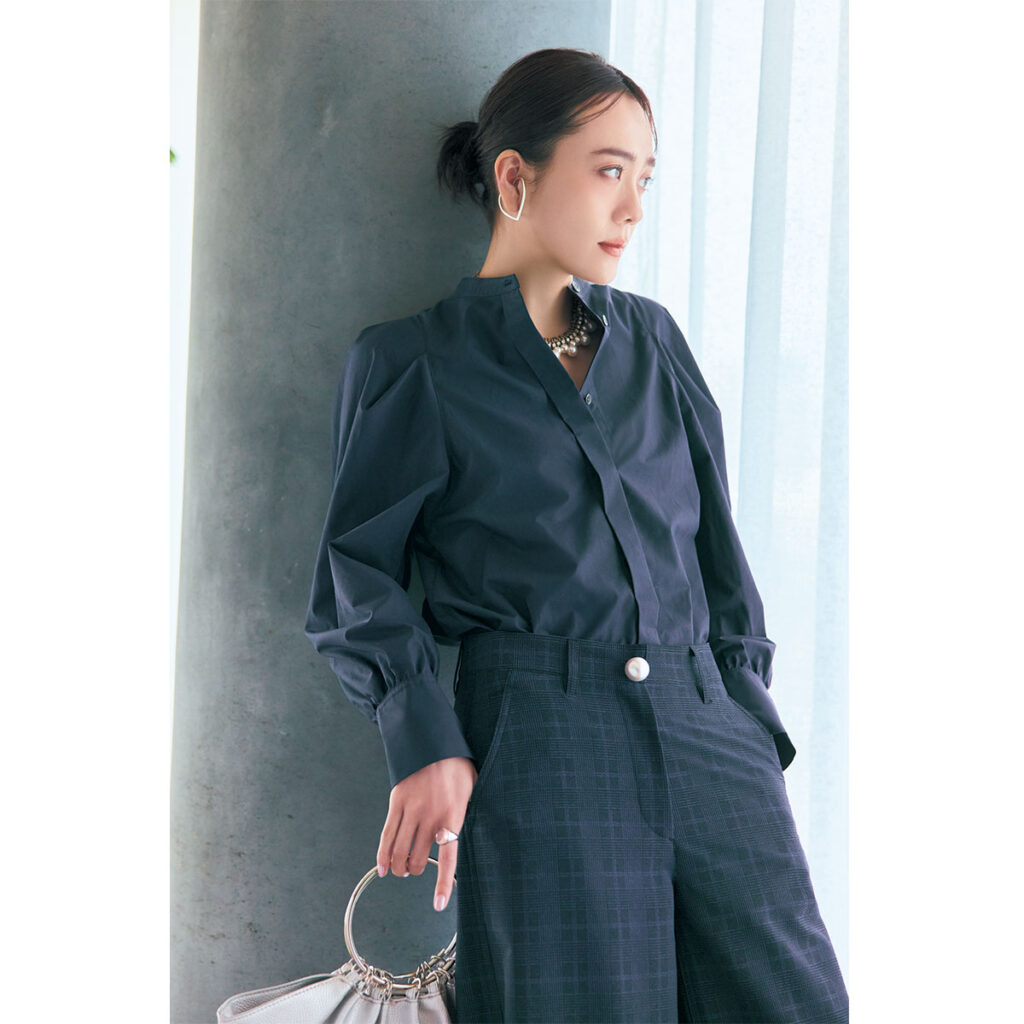 ネイビーシャツとワイドパンツのワントーンコーデ