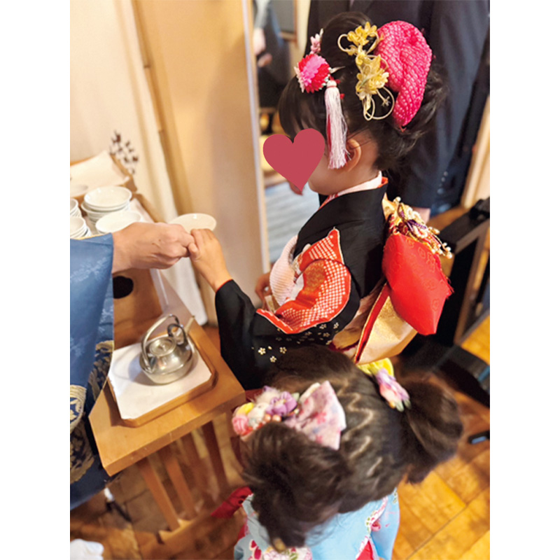 着物を着た原田夏希さんの娘さん