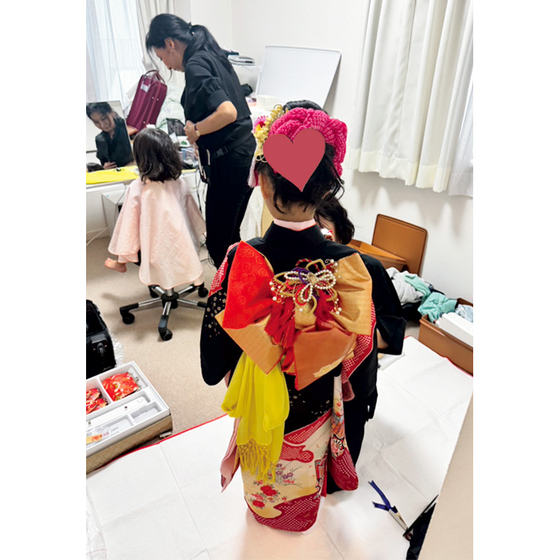 自宅で着物を着付けてもらう原田夏希さんの娘さんたち