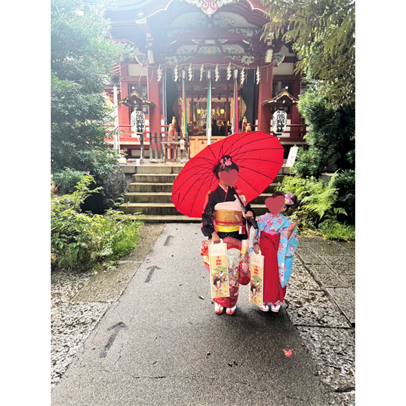 着物姿で神社で撮影する娘さんたち