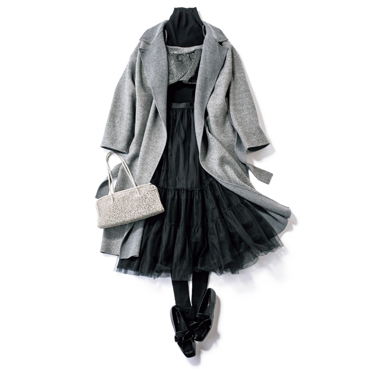 モノトーンにグレーのIラインコートのコーデ