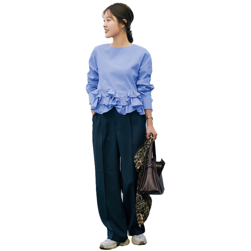 ブルーのフリルブラウスにリネン調のセミワイドパンツのコーデ