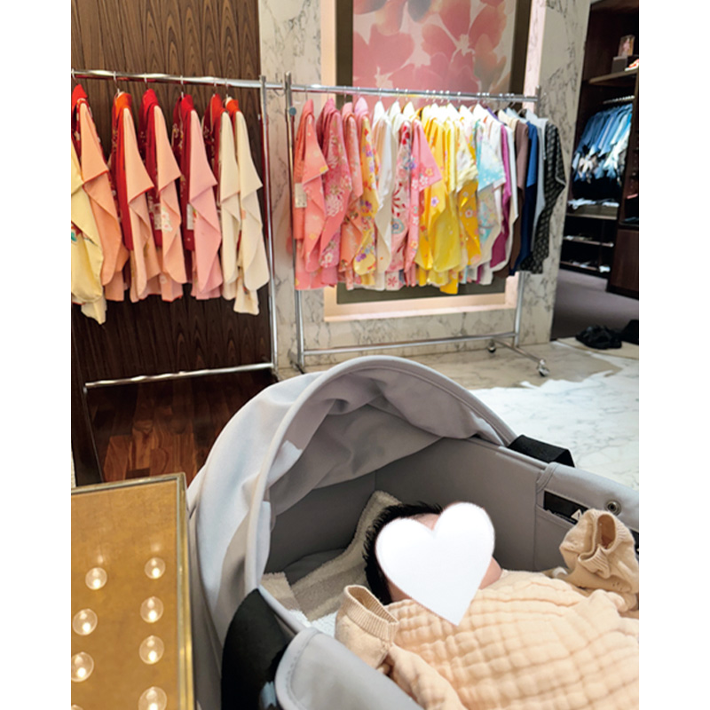 ベビーカーに寝る近藤千尋さんの三女