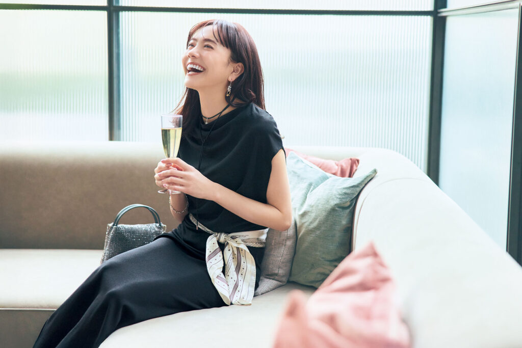 黒ワンピにスカーフのベルト巻きコーデ