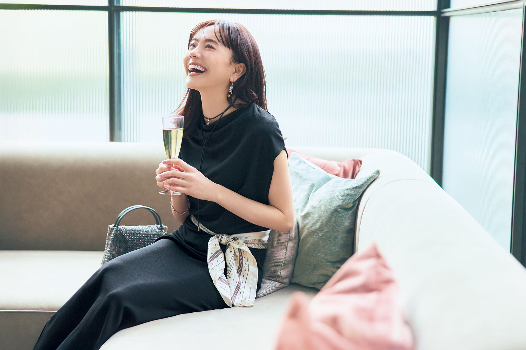 黒ワンピにスカーフのベルト巻きコーデ