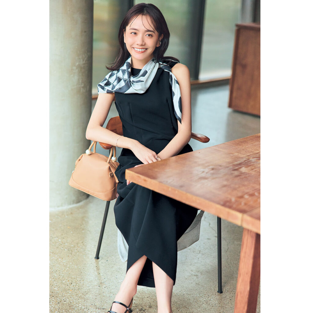 黒ワンピにスカーフの肩掛けコーデ
