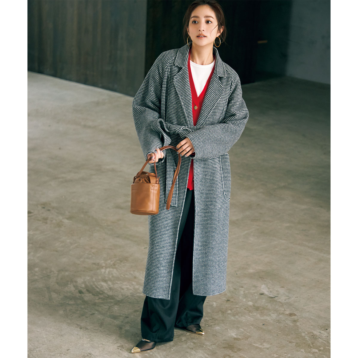 千鳥格子のロング丈リバーコートのコーデ