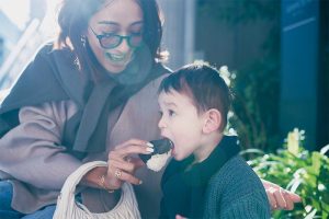 男の子におにぎりを食べさせる木佐貫まやさん