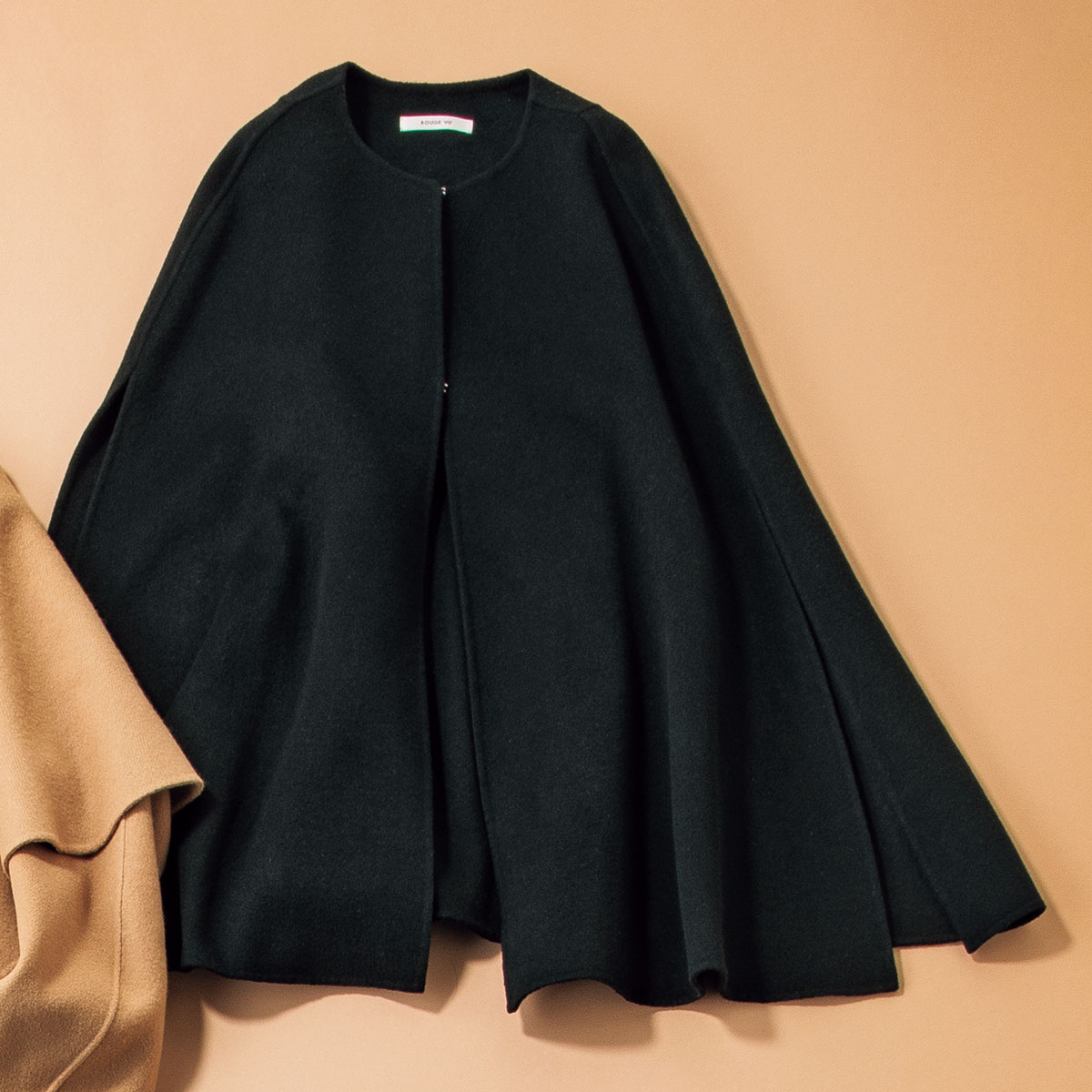 黒のマントコート