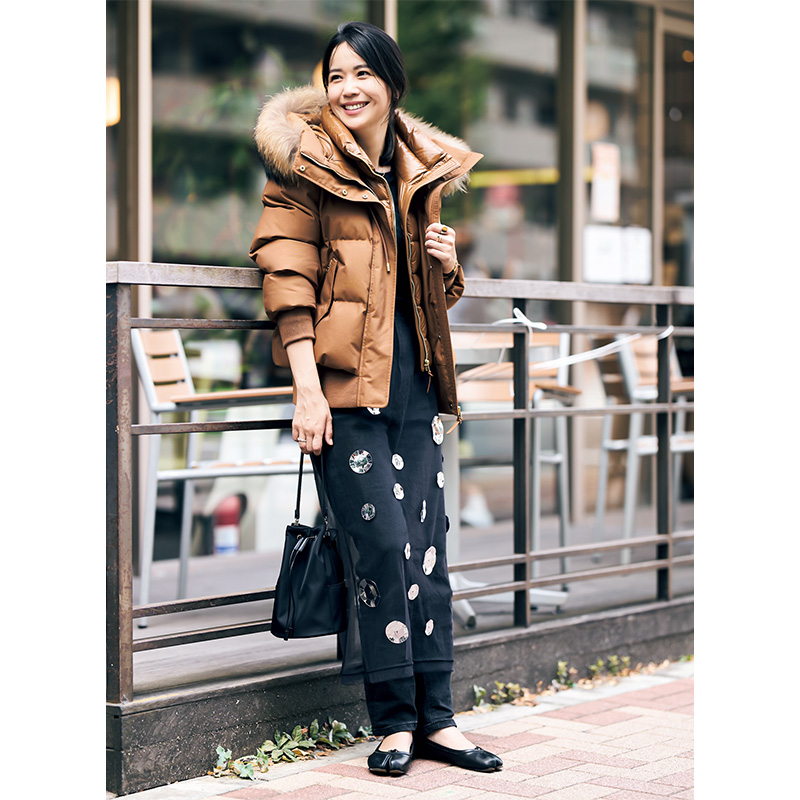 マッカージュのキャメルダウンジャケットを私服に合わせて着こなすVERYスタッフ