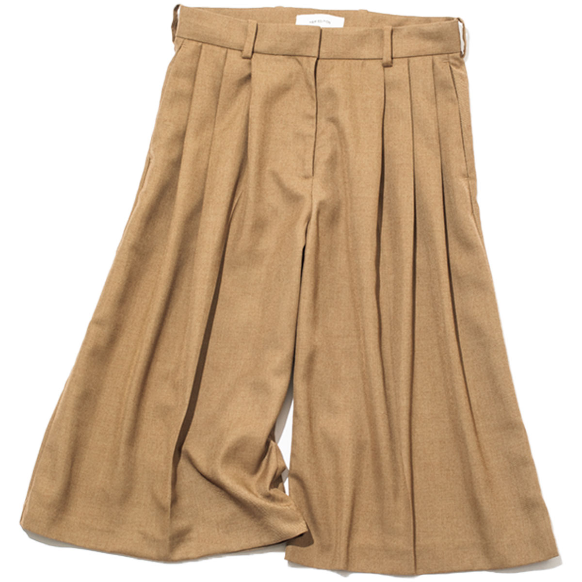 ハーフ丈のタック入りパンツ