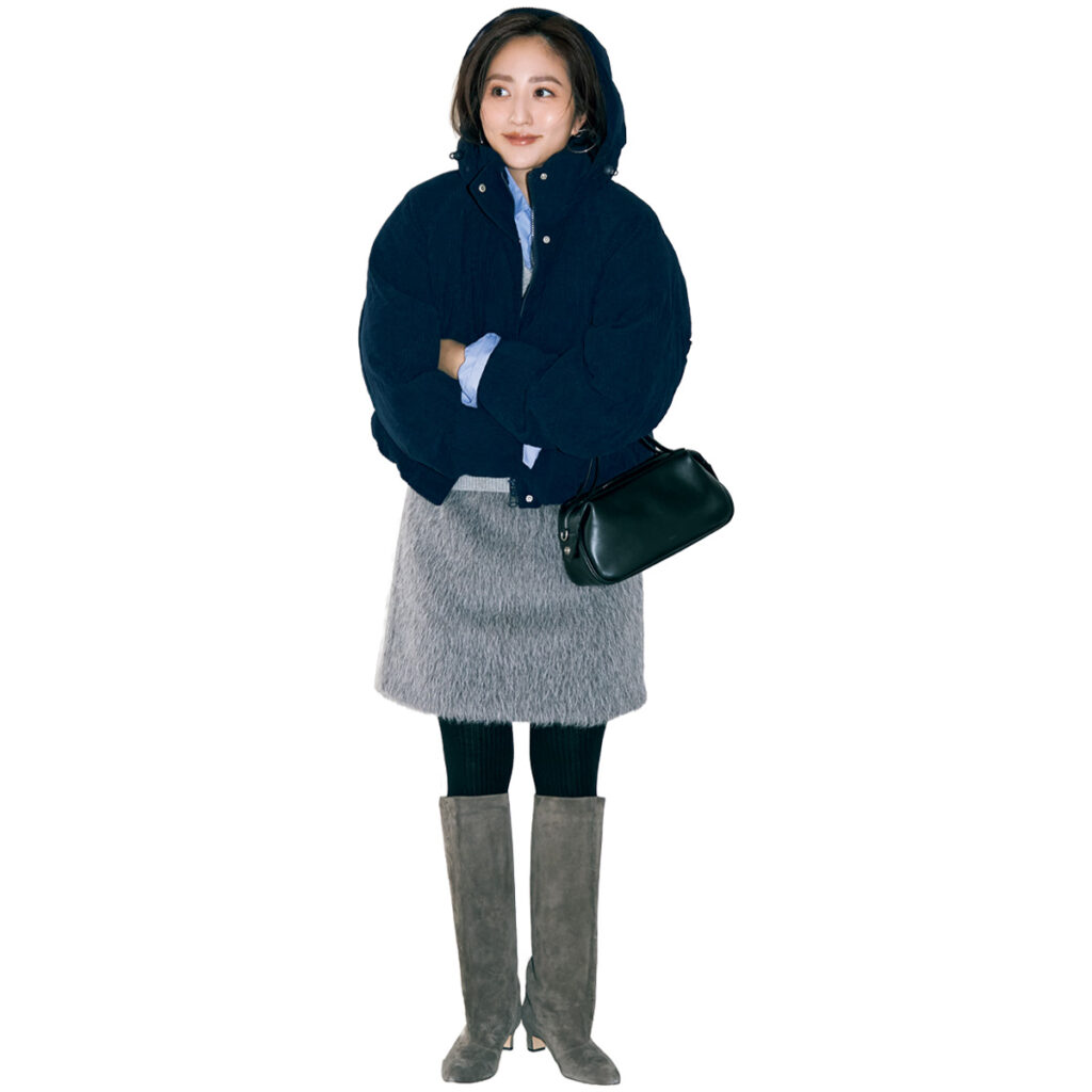 コーデュロイ×ファーの台形ミニスカートにロングブーツとパデッドブルゾンのコーデ