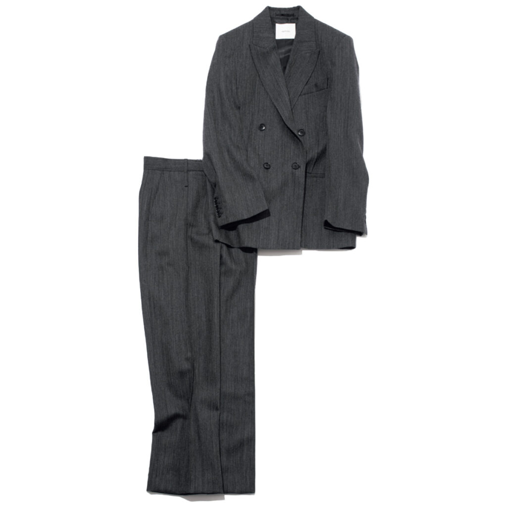 グレーのブレザーとやや太めのパンツ