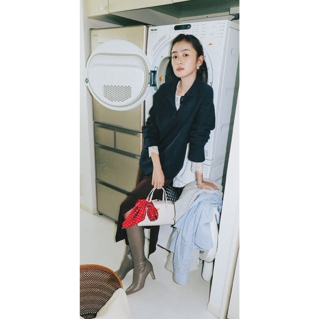 ポロニットにジャージ素材のロングスカートのコーデ