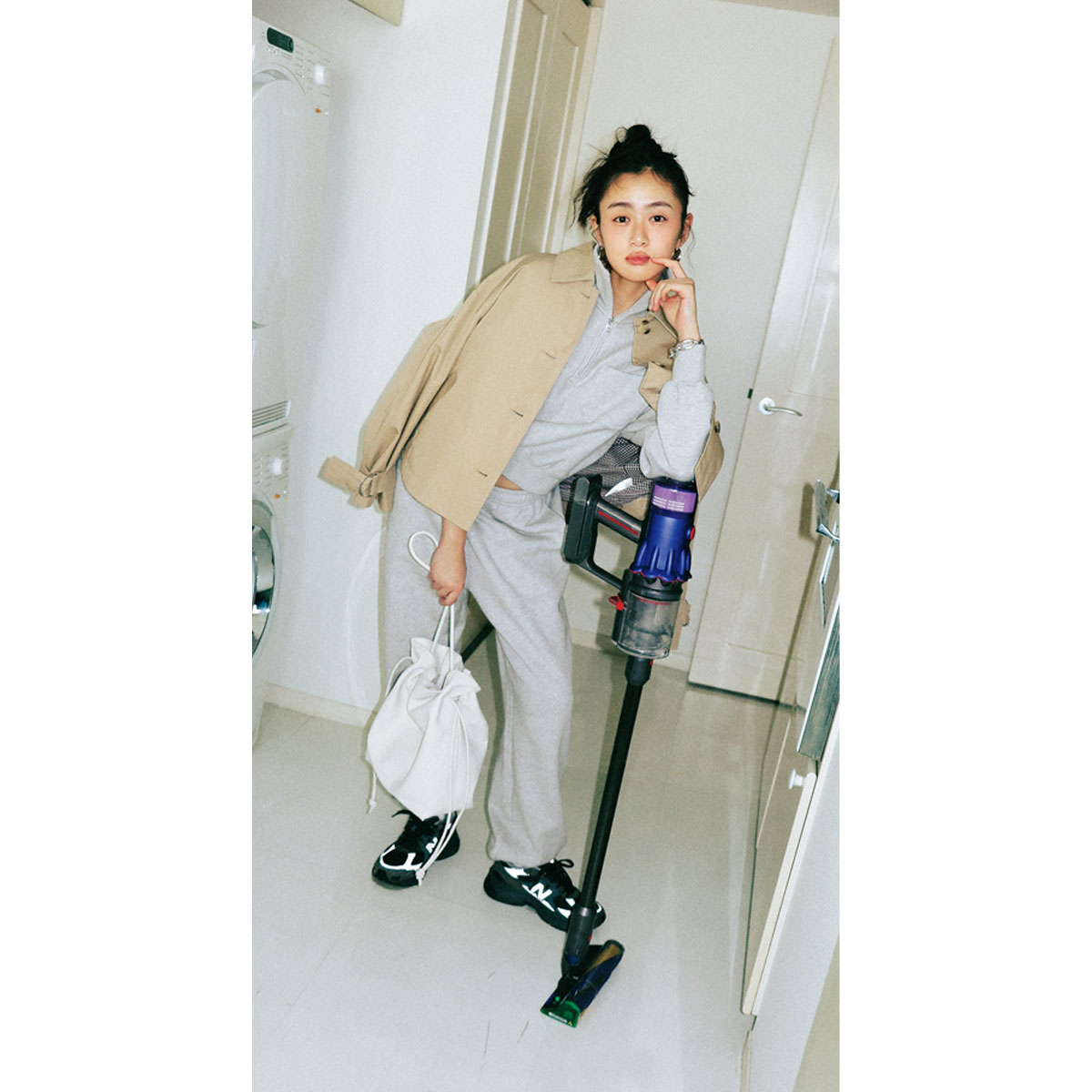 スウェットセットアップにショート丈トレンチのコーデ