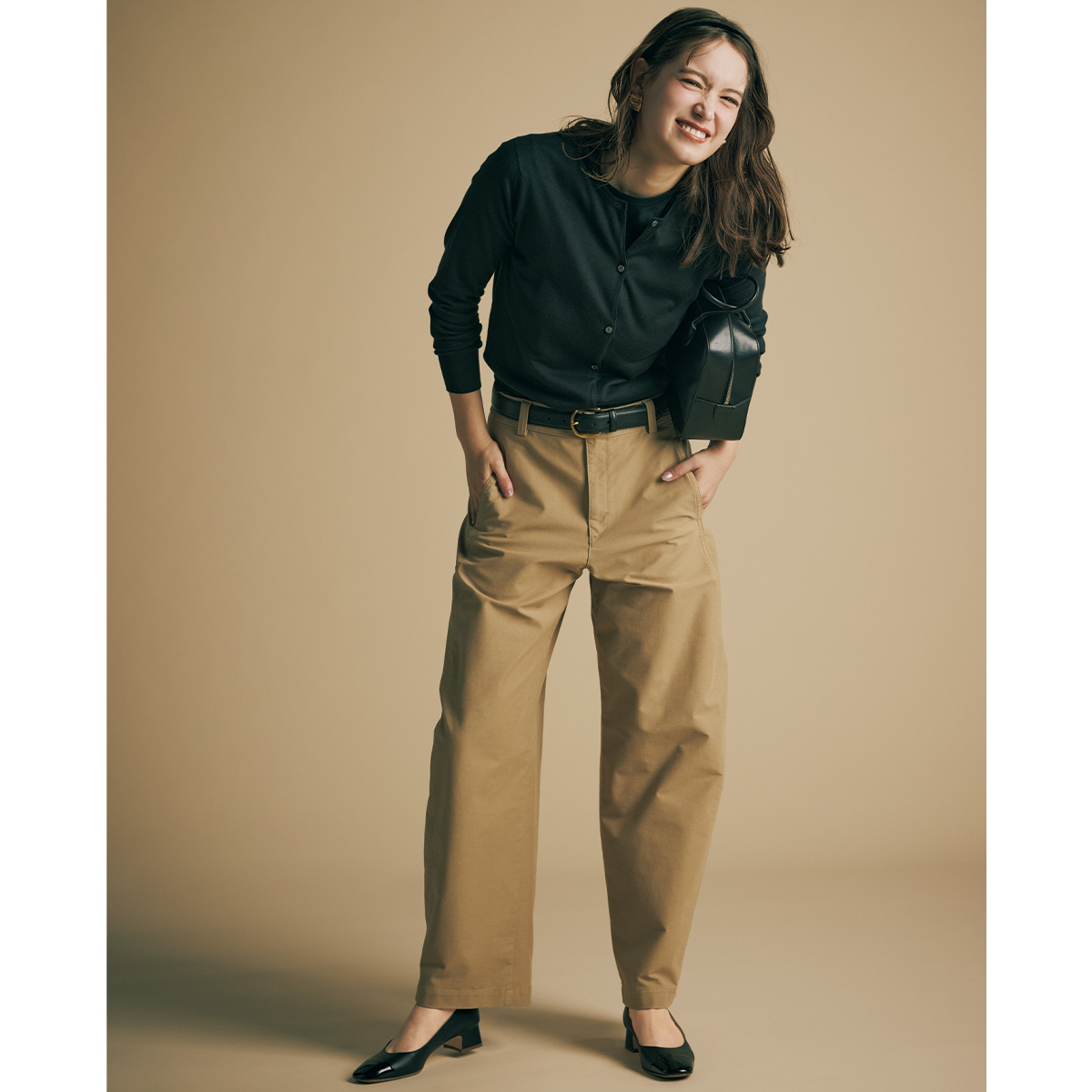 黒のカーディガンにベージュのバレルレッグパンツのコーデ